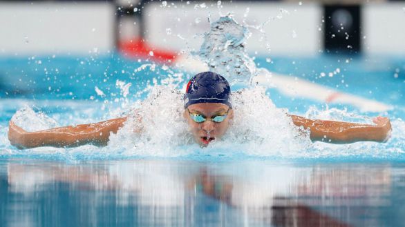Léon Marchand va a por todas en los Juegos Olímpicos: gana el oro en 200 mariposa
