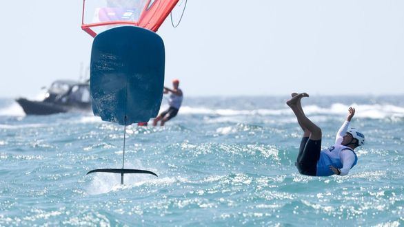 Tom Reuveny sorprende a Morris en windsurf masculino y se lleva el oro