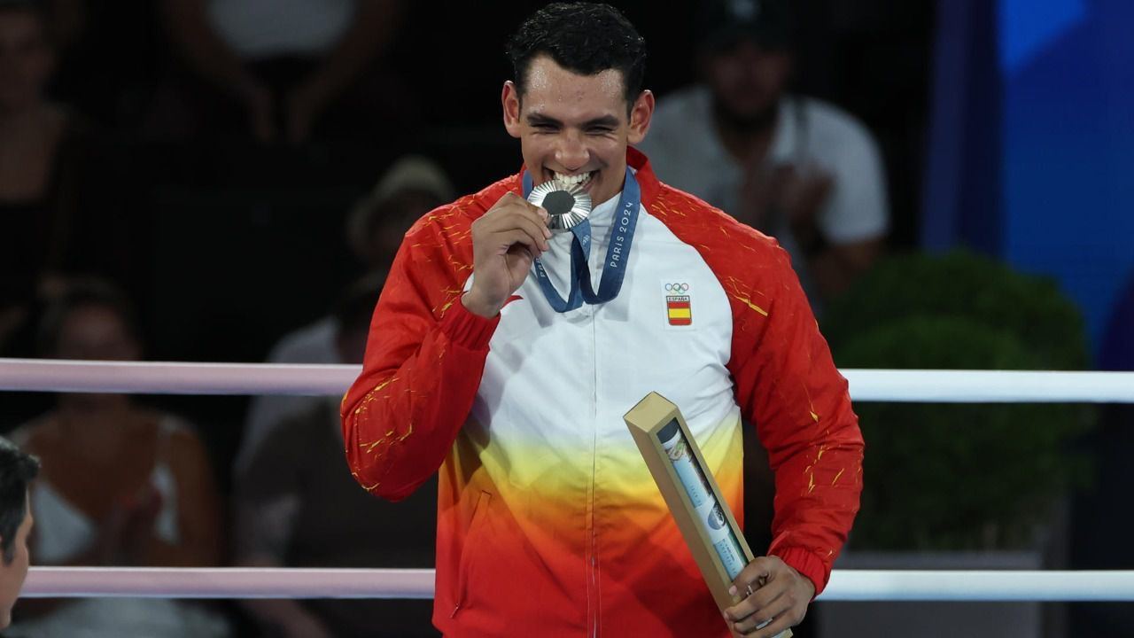 El español Ayoub Ghadfa logra una meritoria plata ante Jalolov en boxeo