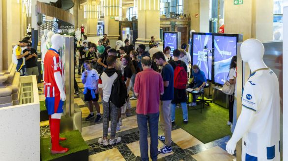 Movistar y LaLiga recorren 18 ciudades españolas con su experiencia de fútbol interactiva