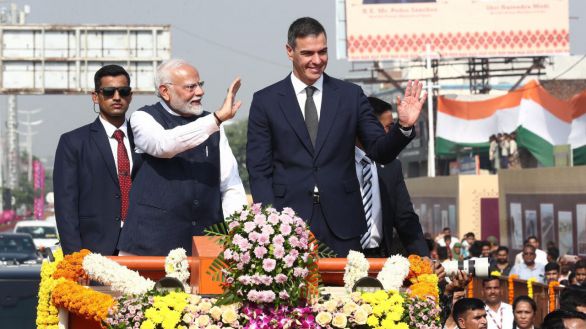 Pedro Sánchez y Begoña Gómez, agasajados por Modi