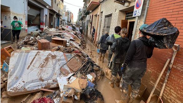 Los vídeos sobre la dana de unos jóvenes voluntarios madrileños