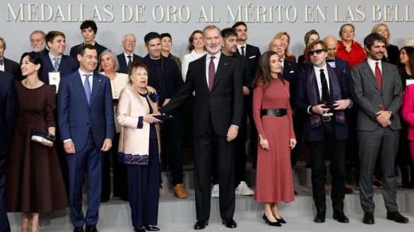 La Reina luce en Sevilla un vestido de una tienda de Algemesí afectada por la dana