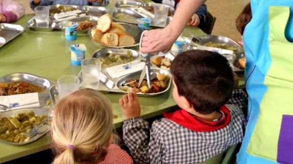 El Gobierno prohibirá bebidas azucaradas en los comedores escolares