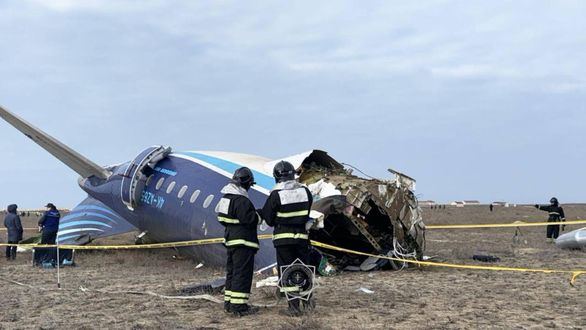 Más de 30 personas podrían haber muerto en un accidente de avión en Kazajistán