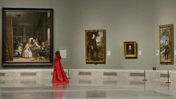 El Prado felicita el año con Ana Belén cantando a capela ante las Meninas