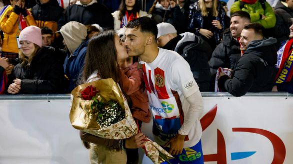 Un jugador del Barbastro aprovecha su partido contra el Barcelona para pedir matrimonio a su novia