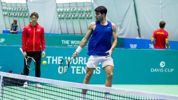 Alcaraz entrena con Djokovic para preparar el Abierto de Australia