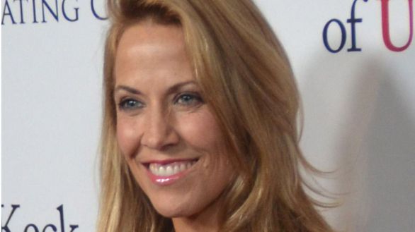 Sheryl Crow vende su Tesla para protestar contra Musk y dona el dinero a la radio pública