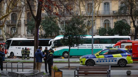Un choque entre dos autocares en la Diagonal de Barcelona causa 51 heridos