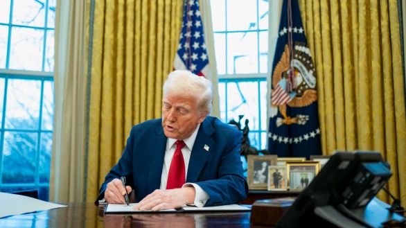 Trump suspende hasta el 2 de abril los aranceles a México tras hablar con Sheinbaum