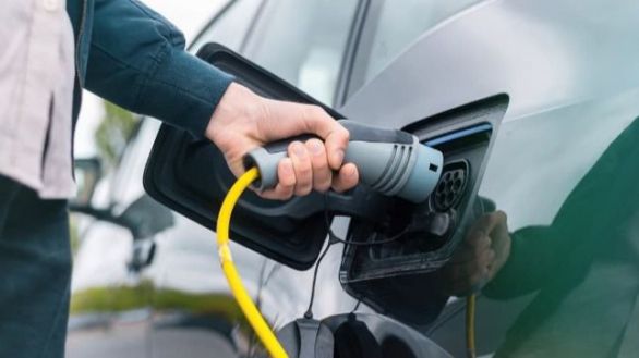 Rechazo unánime de las comunidades del PP al plan del coche eléctrico del Gobierno