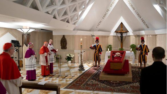 Constatación de la muerte del Papa y primeras imágenes del féretro