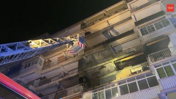 Un aparatoso incendio en Móstoles obliga a evacuar un edificio