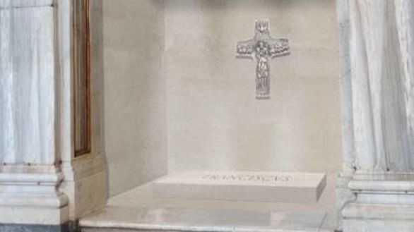 Así es la tumba del Papa Francisco: austera, en el suelo y con su crucifijo pectoral
