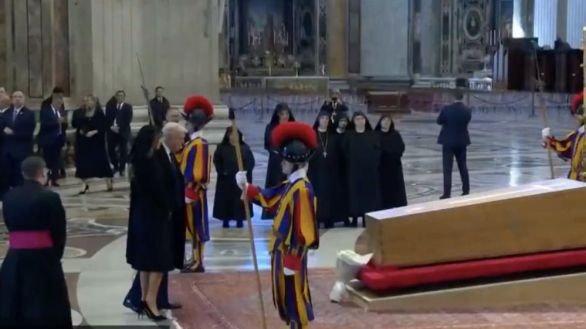 Donald y Melania Trump rinden tributo al féretro de Francisco antes del funeral