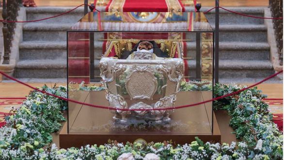 Veneración a Santa Teresa de Jesús con el sepulcro abierto en Alba de Tormes