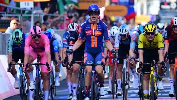 Giro Italia. Van Uden sorprende a todos y Roglic da otro 'mordisco'