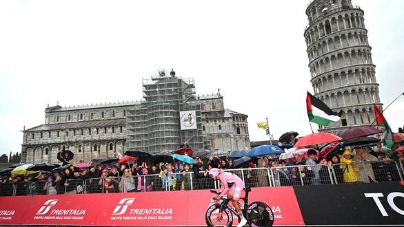 Giro Italia. Ayuso da un paso de gigante hacia la ' maglia rosa' y Roglic se vuelve a caer