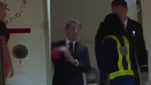 El polémico manotazo de Brigitte a Macron al aterrizar en Vietnam