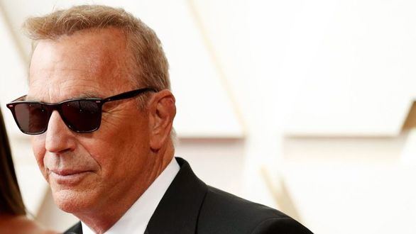 Una actriz demanda a Kevin Costner por una "violenta escena de violación no guionizada"