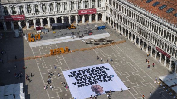 Una pancarta gigante para protestar contra la boda de Bezos en Venecia