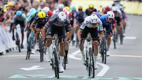 Tour Francia. Fuegos artificiales en el segundo día: intento de Vingegaard y triunfo de Van der Poel