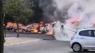 Arden diez vehículos en el parking de Xanadú