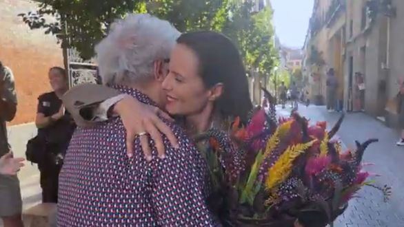 Almodóvar reparte flores entre sus intérpretes en el fin de rodaje de 'Amarga Navidad'