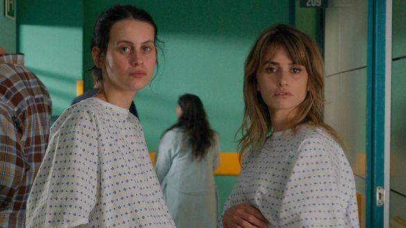 Madres paralelas se impone a pesar de la mejora de sus rivales