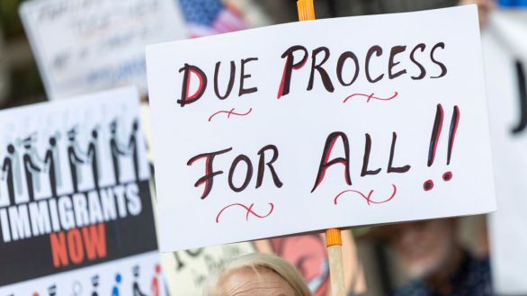 La Justicia paraliza las deportaciones rápidas de Trump por no ajustarse a derecho