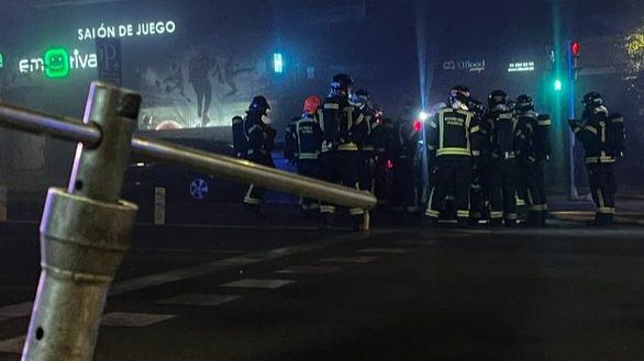 Seis vehículos calcinados tras el incendio de un coche en un aparcamiento de Madrid