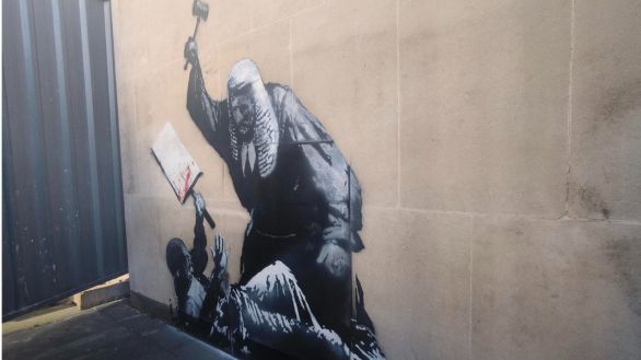 Borran el mural de Banksy en la pared del Tribunal Superior de Londres