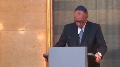 Merz rompe en lágrimas al recordar el holocausto en la inauguración de una sinagoga