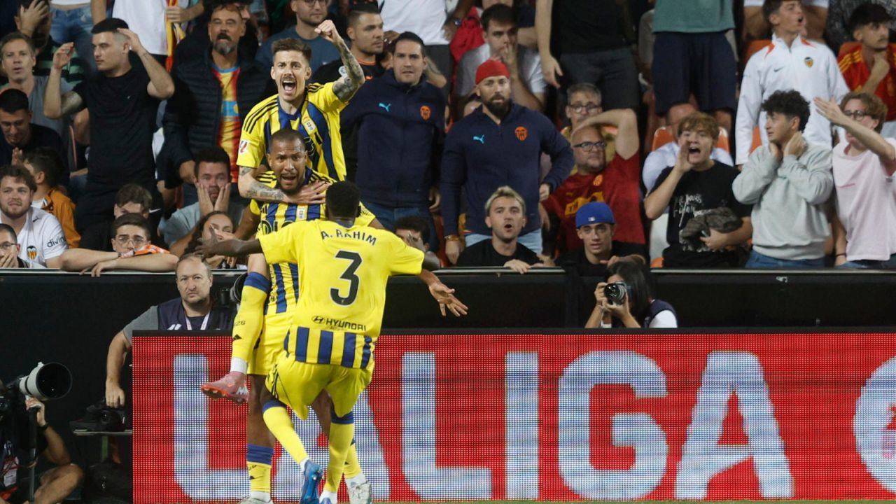 LaLiga. El Oviedo se da un alegrón en Mestalla con una remontada épica
