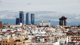 Centro urbano de Madrid, con las Cuatro Torres al fondo.