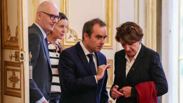 Los socialistas franceses dan oxígeno a Lecornu tras congelar la reforma de las pensiones