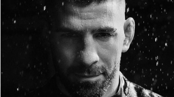 Topuria se convierte en icono de moda en una campaña para Adolfo Domínguez