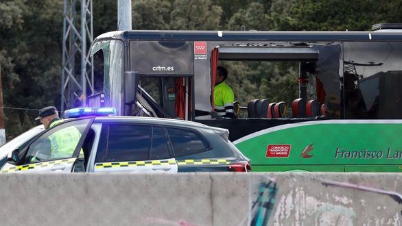 Accidente entre un camión y un autobús interurbano en la A6: dos heridos graves, seis moderados y 26 leves