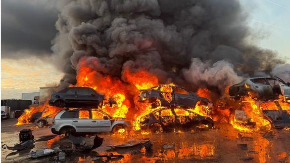 Espectacular incendio en un desguace en San Martín de la Vega
