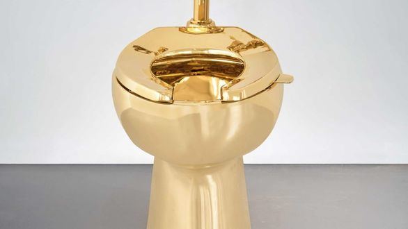 El váter de oro del artista Maurizio Cattelan se vende por 12,1 millones de dólares
