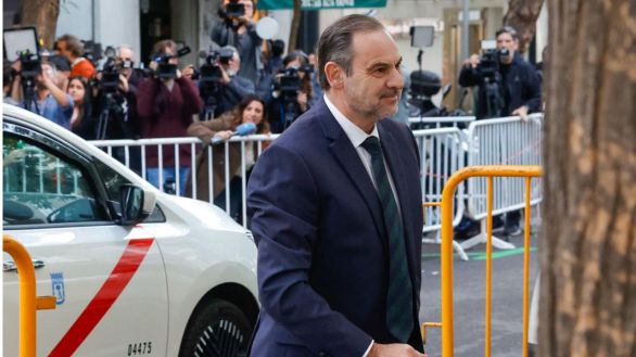 Montero acusa a Ábalos de 