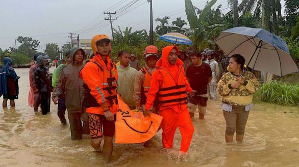 Aumentan a 710 los fallecidos en las inundaciones en Indonesia