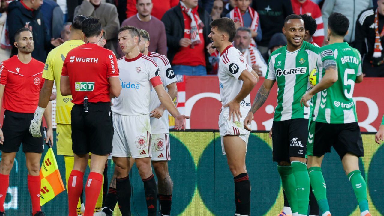 LaLiga. Bochorno en el Sevilla - Betis: interrumpido por el lanzamiento de objetos al campo