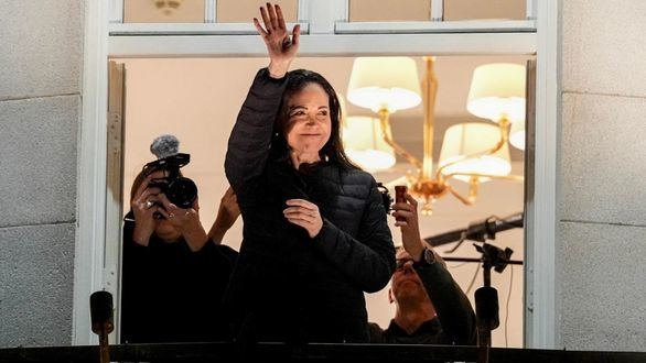 María Corina Machado saluda a sus seguidores en Oslo tras escapar de Venezuela