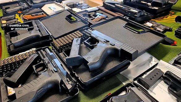 Desarticulada una organización dedicada al tráfico de armas y cocaína en Sevilla y Tenerife