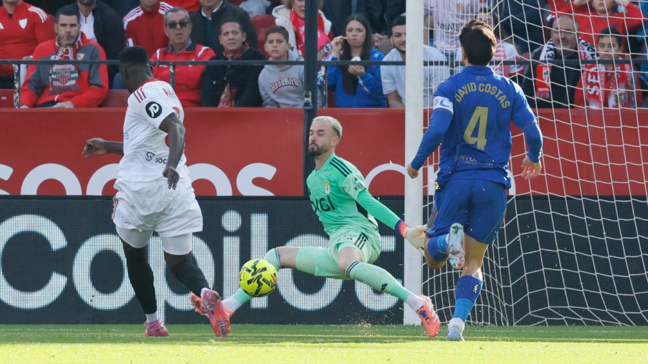 LaLiga. El Sevilla penaliza los errores del Oviedo y mira hacia Europa