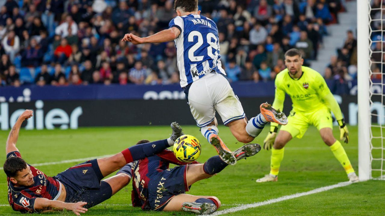 LaLiga. El Levante acrecienta las dudas de la Real Sociedad