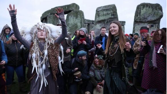 Unas 8.500 personas celebran el solsticio de invierno en el monumento de Stonehenge