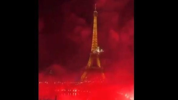 Detenidos 40 ultras del PSG por lanzar fuegos artificiales al lado de la Torre Eiffel